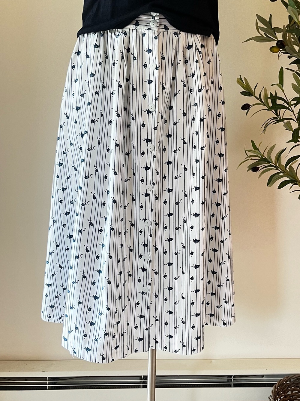 Vintage cotton White and Navy Floral button front Stripe Midi Skirt